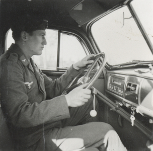 351657 Afbeelding van een Duitse militair achter het stuur van een auto, vermoedelijk te Utrecht.
